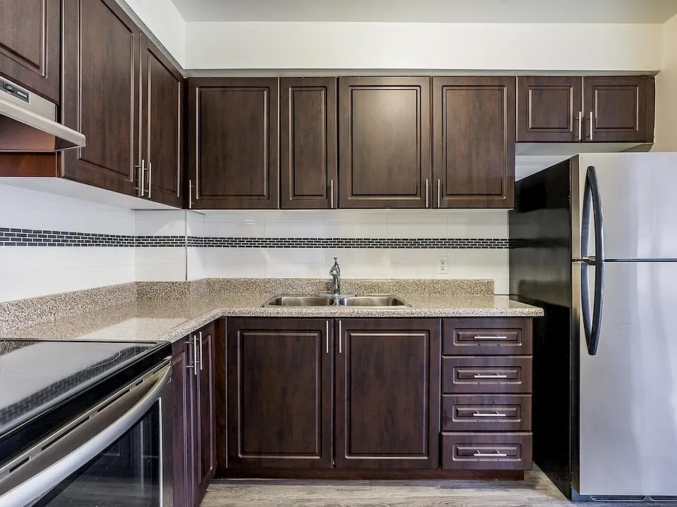 321 Chaplin Cres