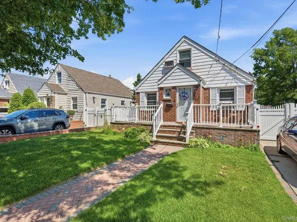 10 Everett Street, Valley Stream, NY 11580