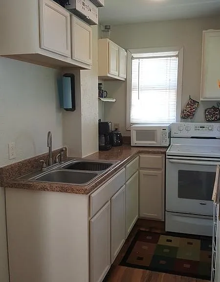 260 Campus Ave — Photo 7