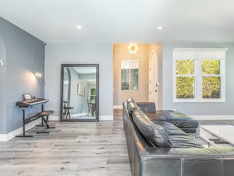 1207 Greenacre Ave — Photo 14