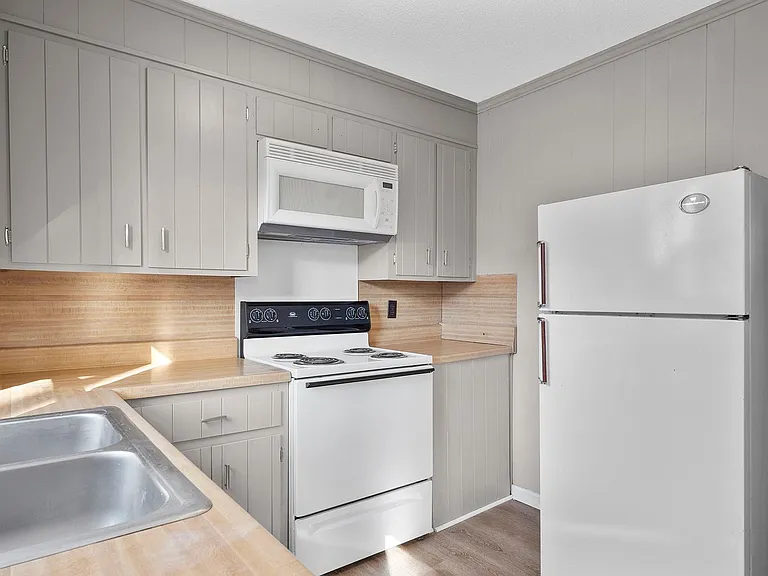 Sunset Manor Apartments — Photo 17