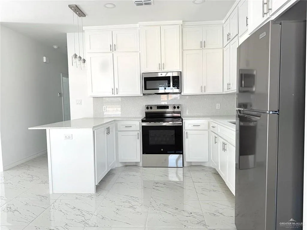 2 bed, 2.0 bath, 917 sqft, $1,200 — Photo 3