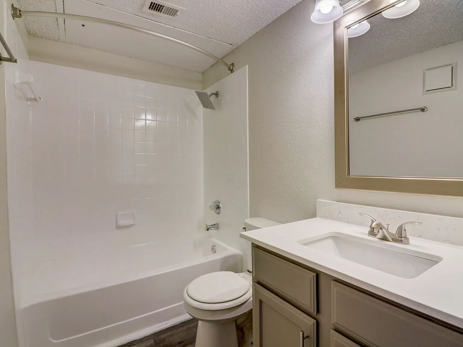 Lakeland Apartments — Photo 4