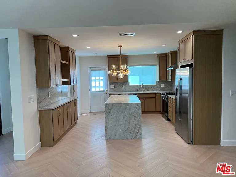 13338 Magnolia Blvd — Photo 13