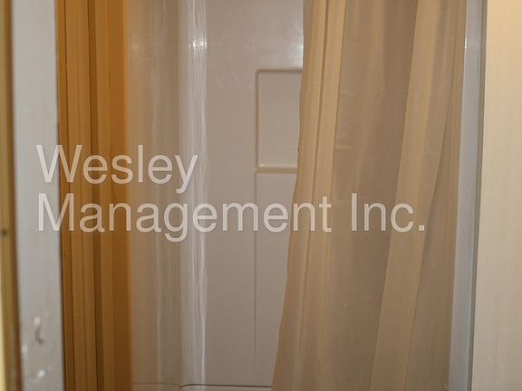 4th image of 900 S Broadway St