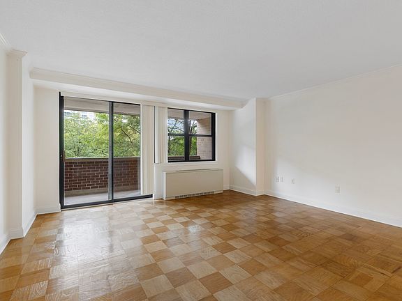 Livingroom & balcony