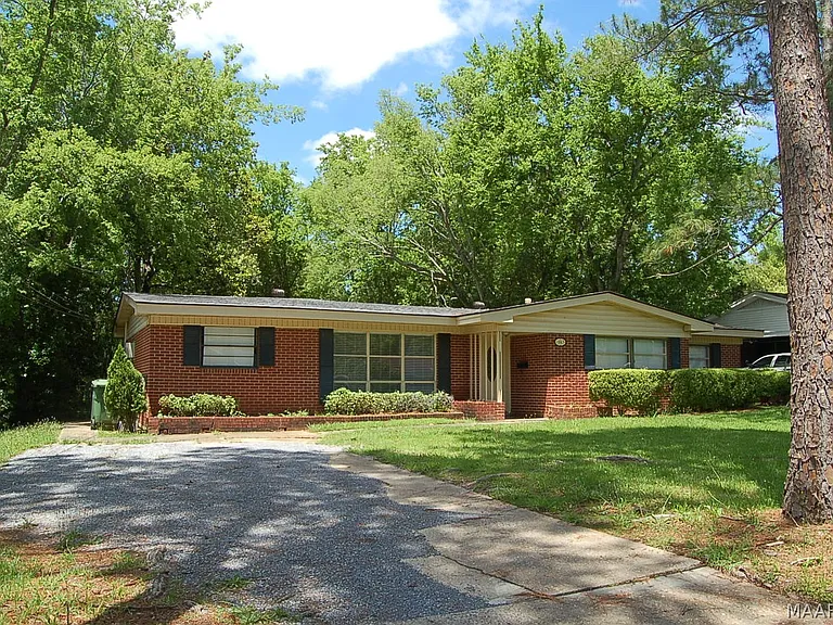 1067 Roslyn Dr — Photo 1