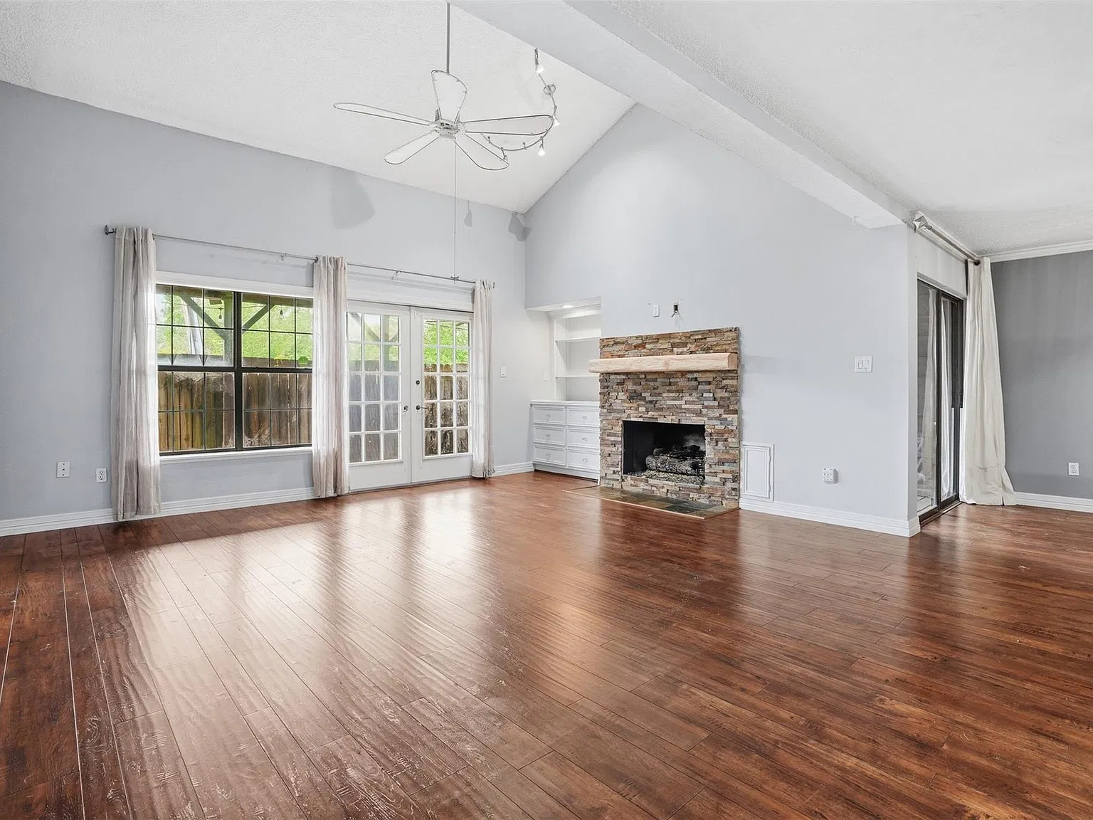 2 bed, 2.5 bath, 2052 sqft, $2,400 — Photo 4
