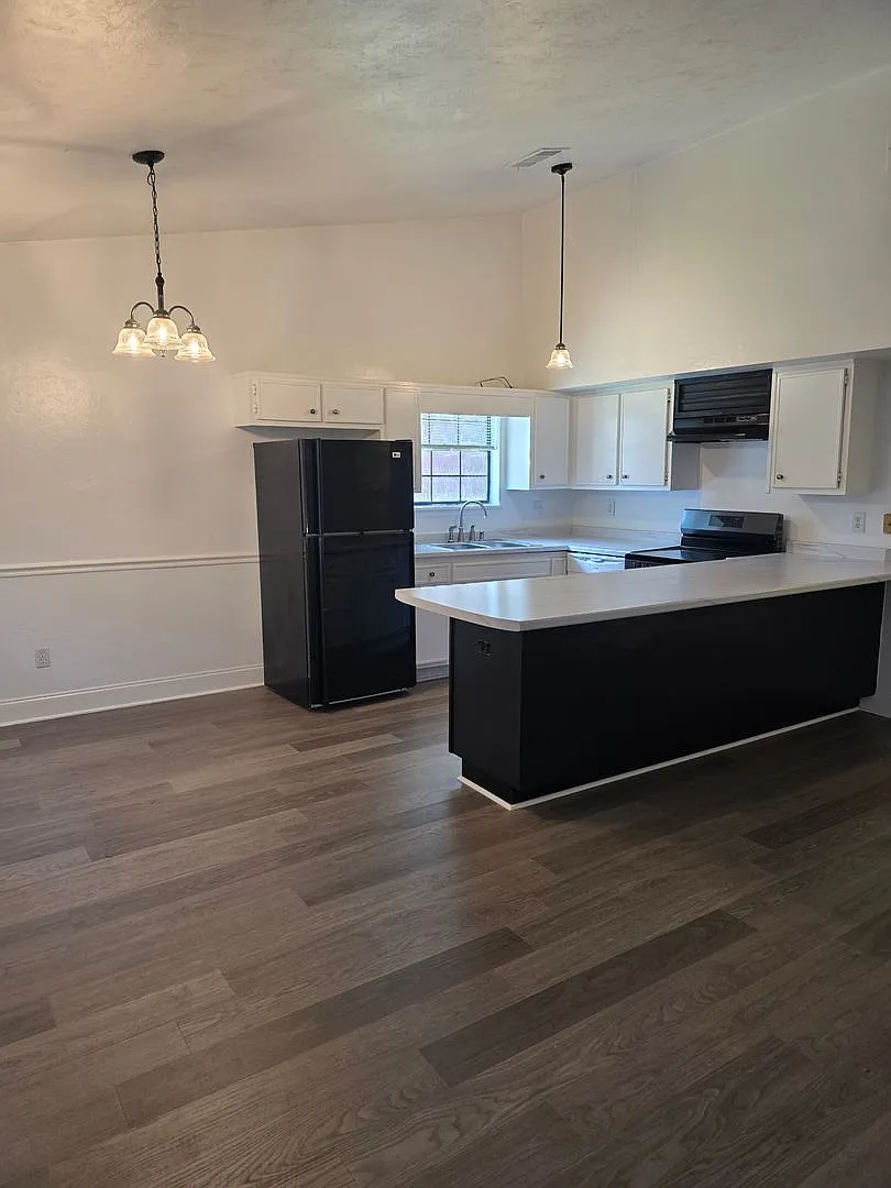 Cozy and Newly Renovated 2-bedroom, 1-bath townhome Close to Campuses! — Photo 2