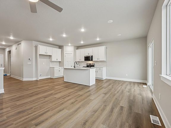 5th image of 631 Fremont Ave