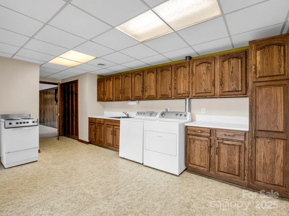 8 Greenbriar Woods Cir, Etowah, NC 28729