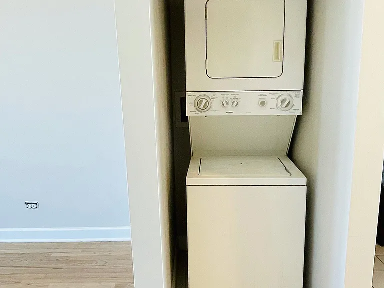 3238 W Berteau Ave #2E — Photo 5