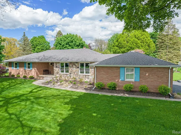 1168 Woodkrest Dr, Flint, MI 48532