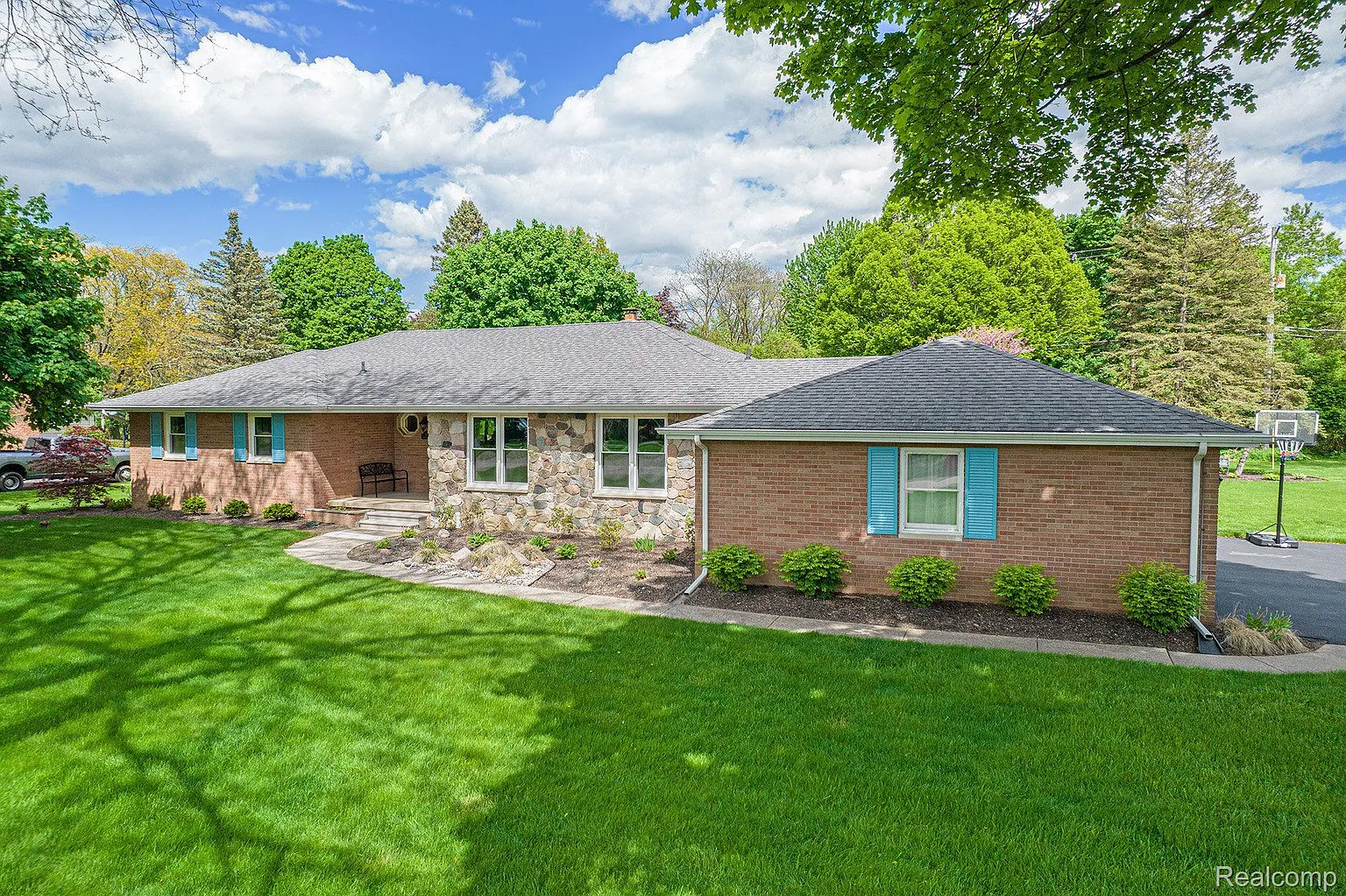 1168 Woodkrest Dr photo 1