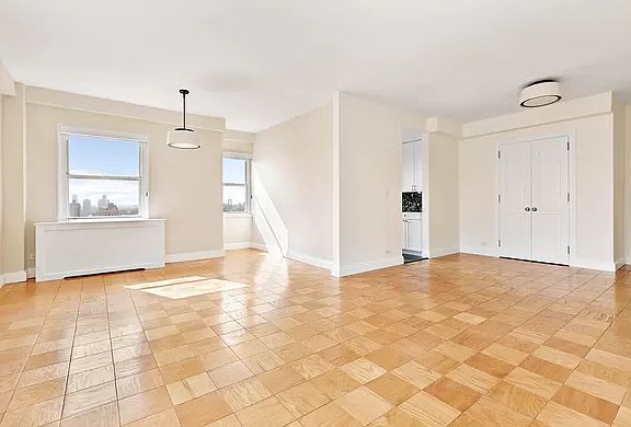 3rd image of 115 E 9th St APT 21E