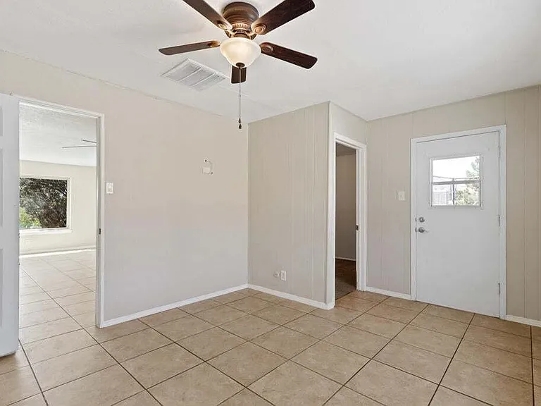 304 Carnival Dr — Photo 10