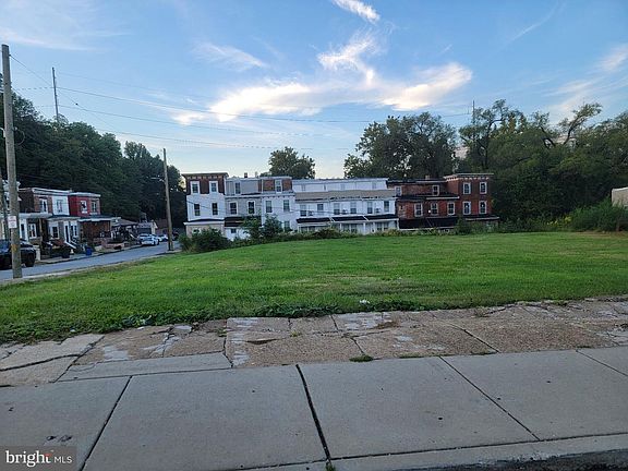 5th image of 834 Main St