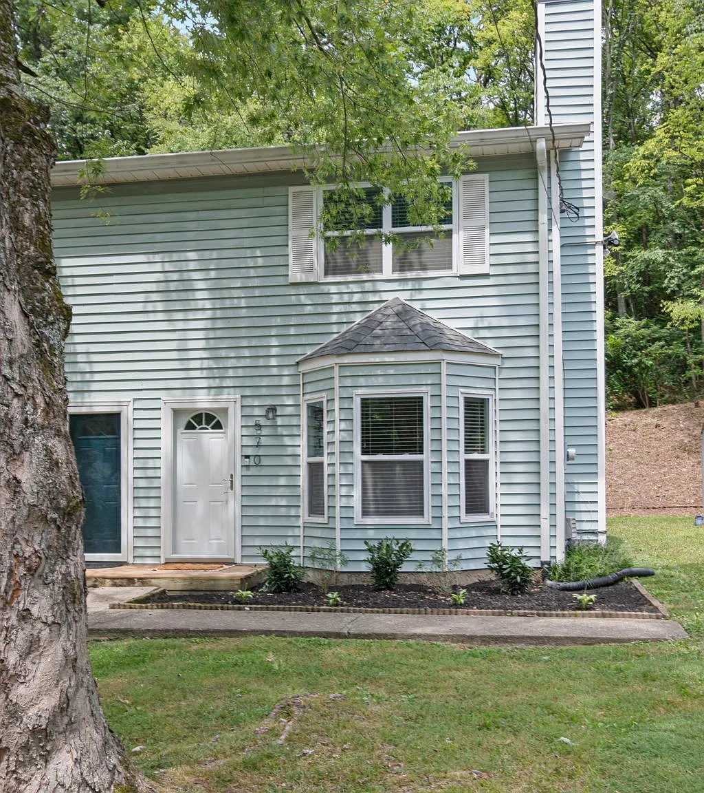 2 bed, 1.5 bath, 1270 sqft, $1,875 — Photo 2