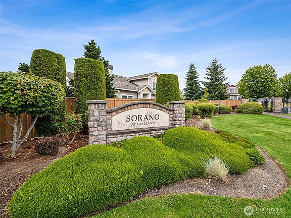 Sorano is located near the elementary school, and you can walk to Lakeland Town Center too!>