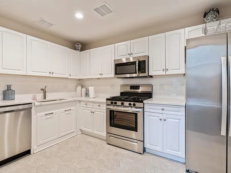 605 Binghampton Ln — Photo 19