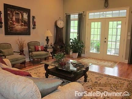 Foyer
						:
						14 ft ceiling
Hardwood with pattern