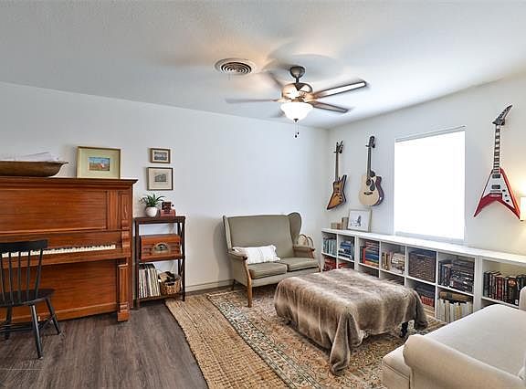 3rd image of 1626 Marsalis Dr