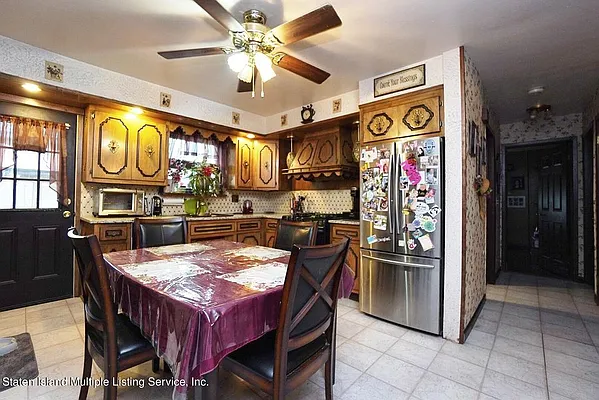 Sold by REMAX Elite | media 12