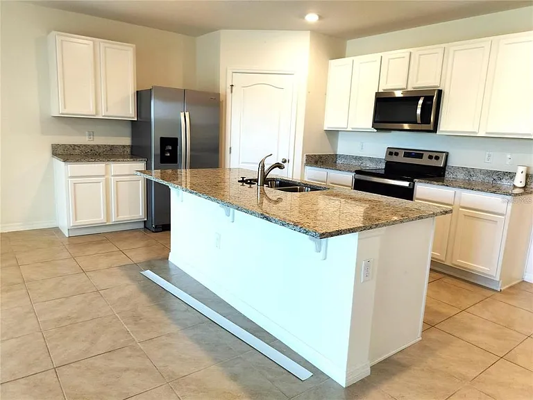 405 Noble Ave — Photo 3