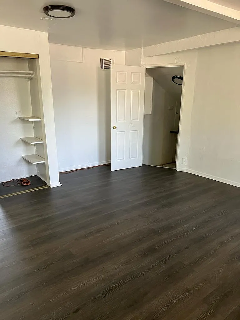 Studio, 200 sqft, $1,300 — Photo 4
