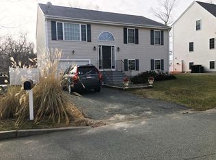 6 Slocum Farm Dr, Dartmouth, MA 02747