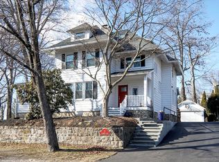 2 Colonial Pl, Norwalk, CT 06851