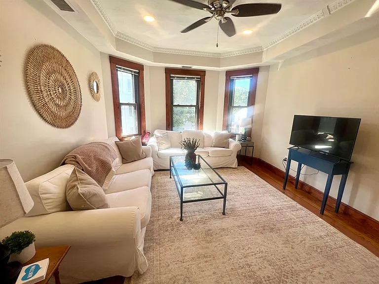 261 E St #2 — Photo 2
