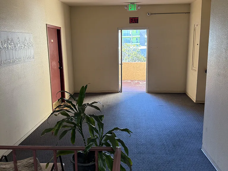 Carlton Way Apartments — Photo 8