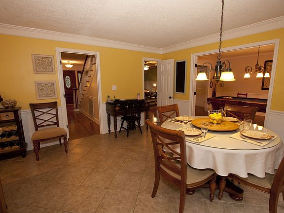 Eat-in dining area