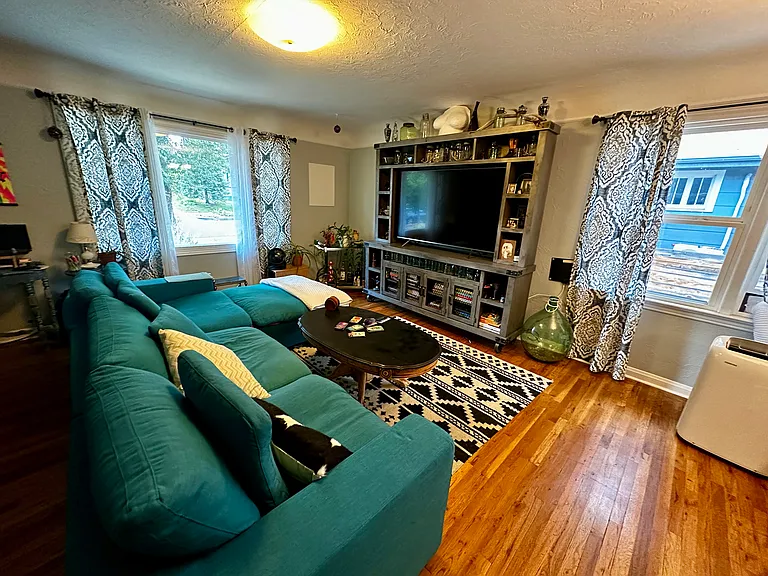 1415 N Franklin St — Photo 2
