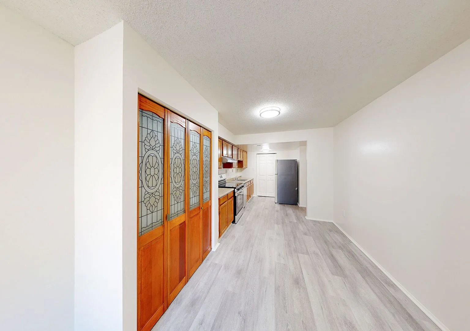 Fresh and Updated 3Bed/2.5Bath End unit Townhome! — Photo 3