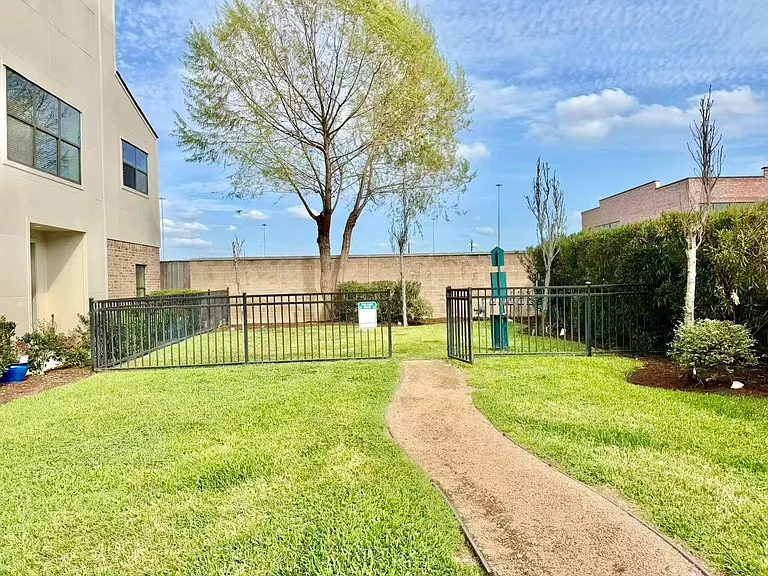 1254 N Post Oak Rd #B — Photo 24