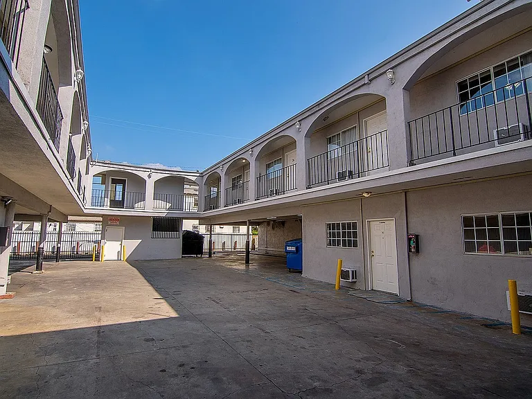 West Adams Studio Apartments — Photo 31