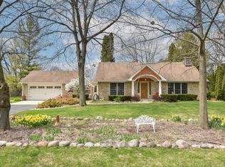 171 Highview Dr, Cedarburg, WI 53012