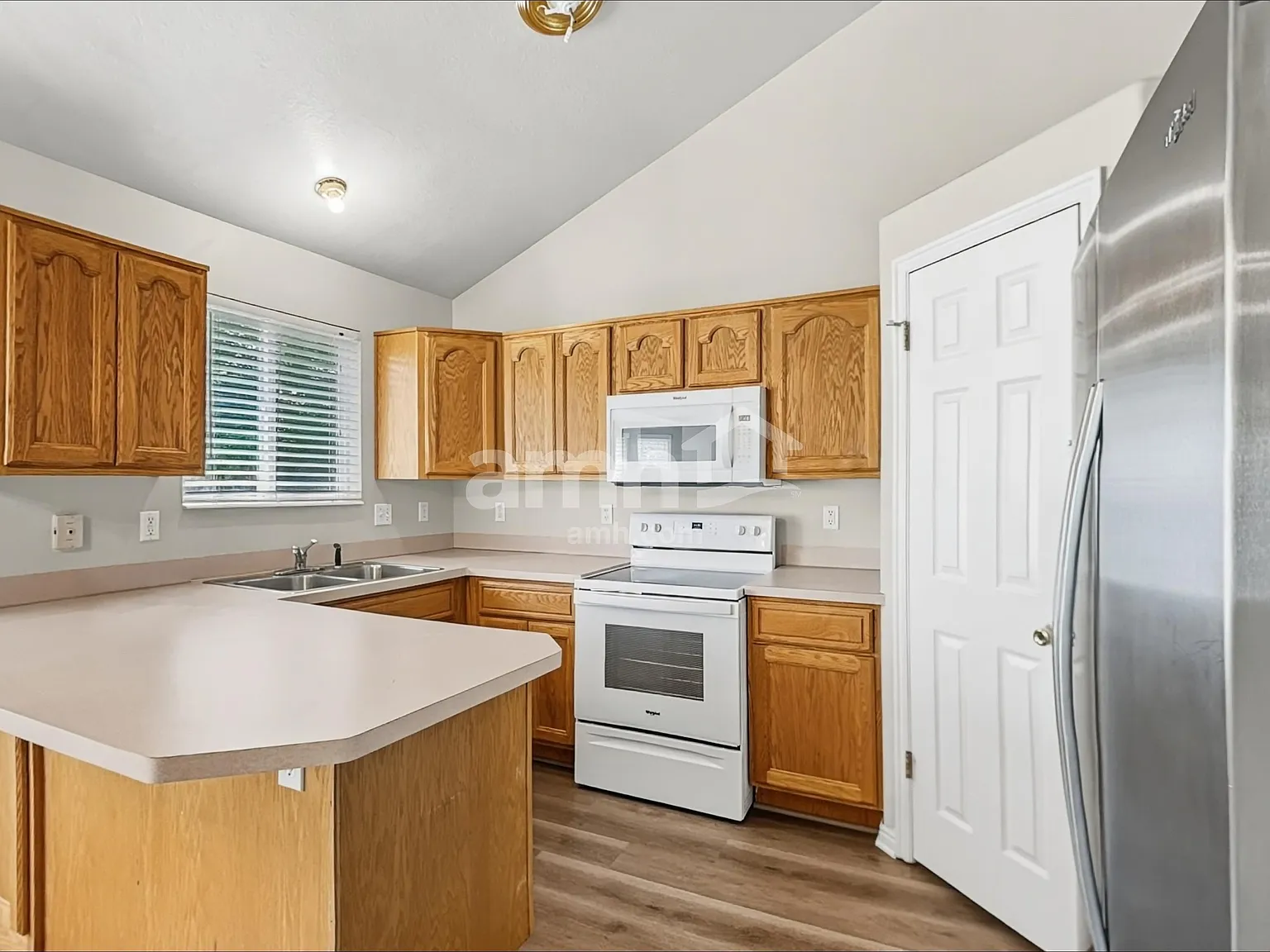 5 bed, 3.5 bath, 2006 sqft, $2,690 — Photo 3