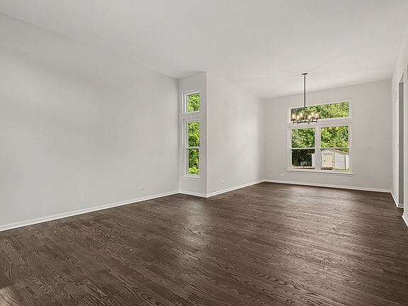 3rd image of 601 Carnation Dr