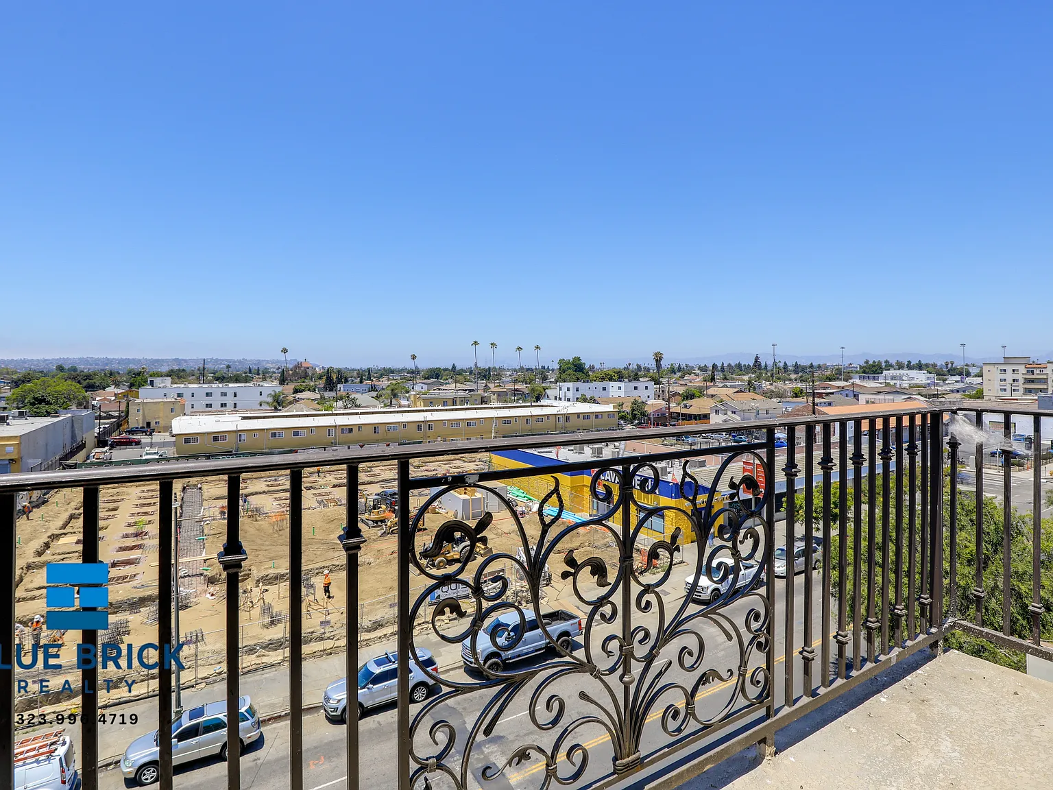 Spacious 3BR/2BA Penthouse-Style Home with Rooftop Deck & Balcony — Photo 3