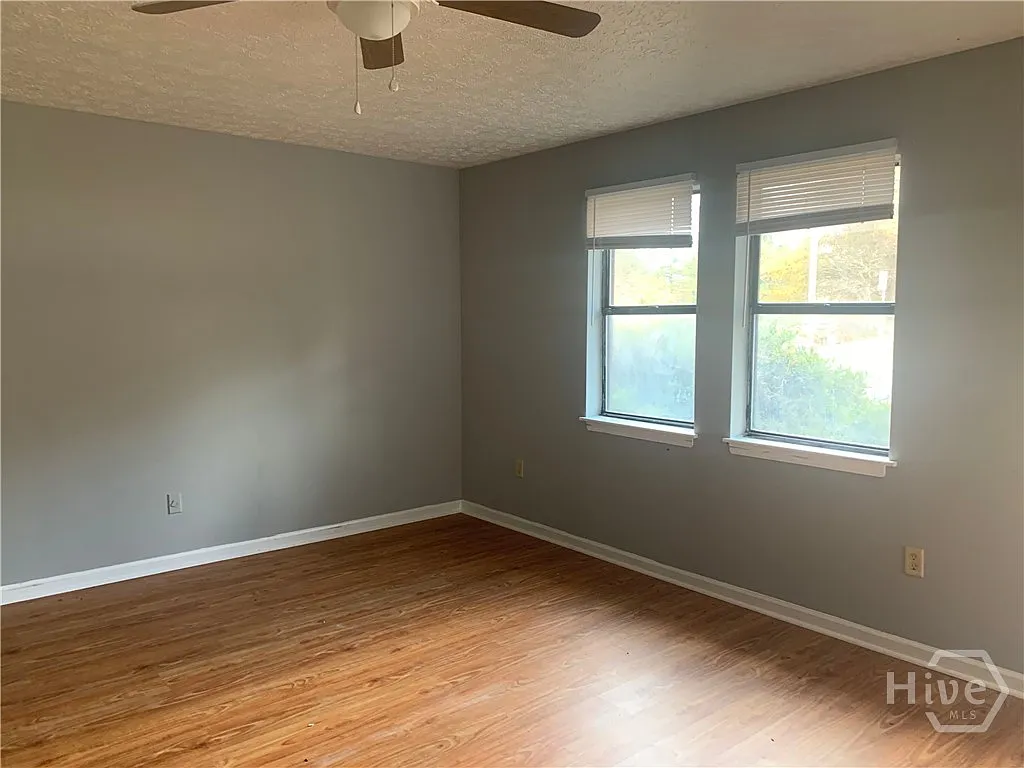 2 bed, 1.0 bath, 1943 sqft, $1,100 — Photo 4
