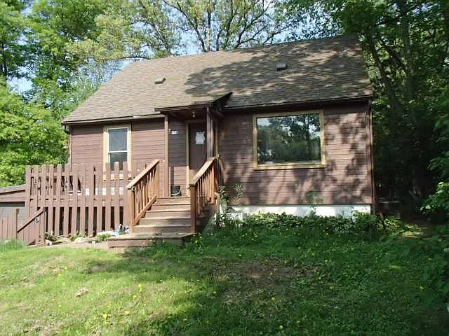 658 Keller Ave N