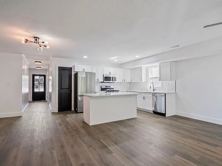 205 W King St — Photo 7
