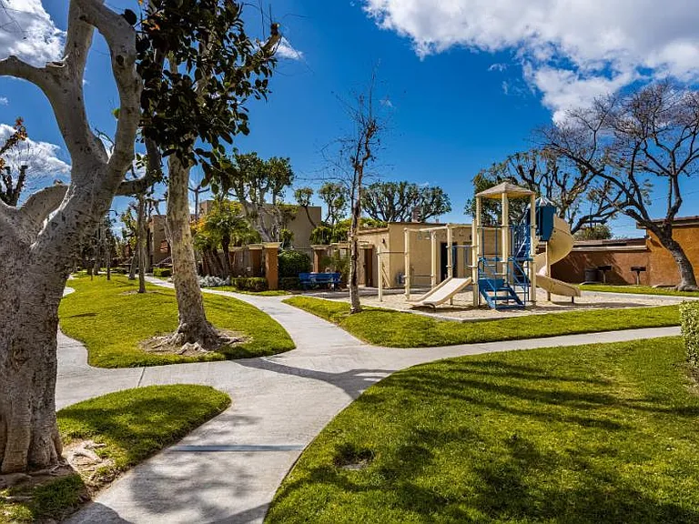 Las Flores Gardens Apartments — Photo 16