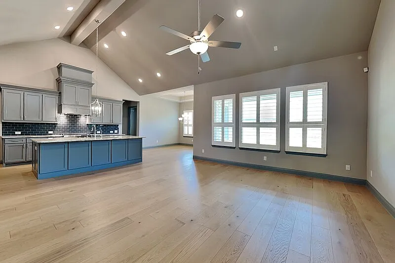 4 bed, 4.0 bath, 3661 sqft, $5,000 — Photo 2