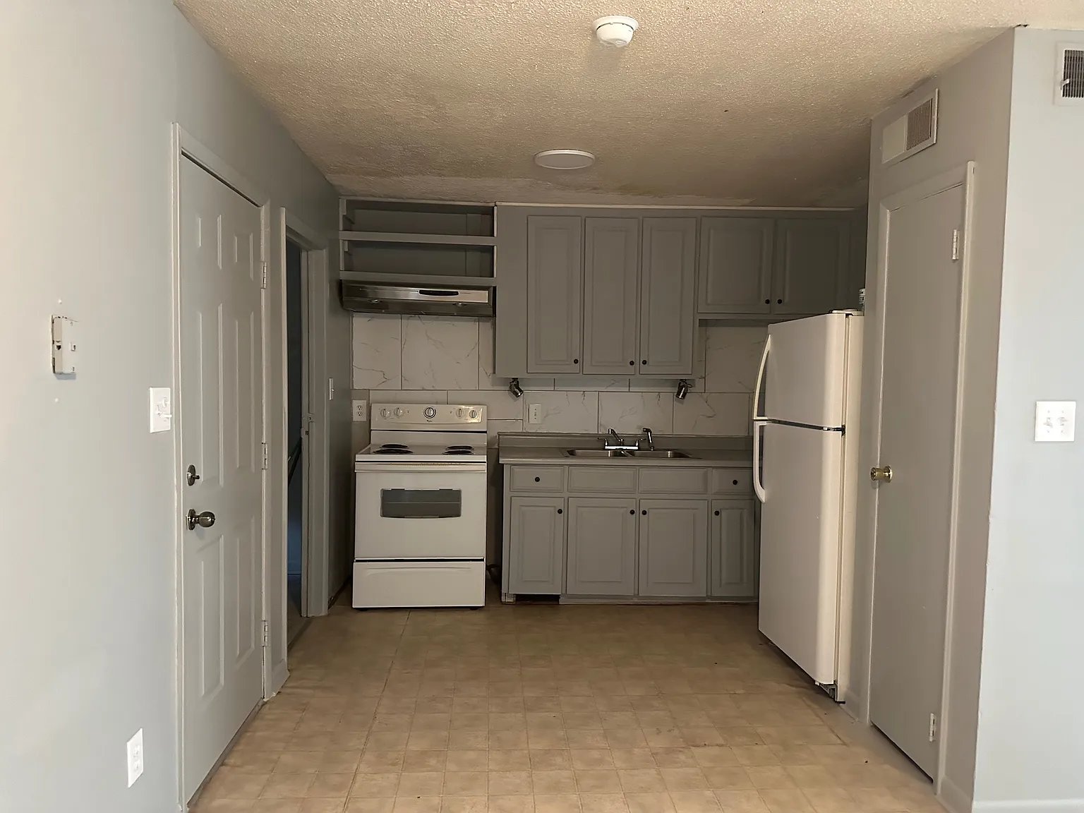 3 bed, 1.5 bath, 1214 sqft, $1,300 — Photo 4