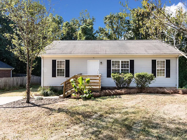 814 King Arthur Dr — Photo 1
