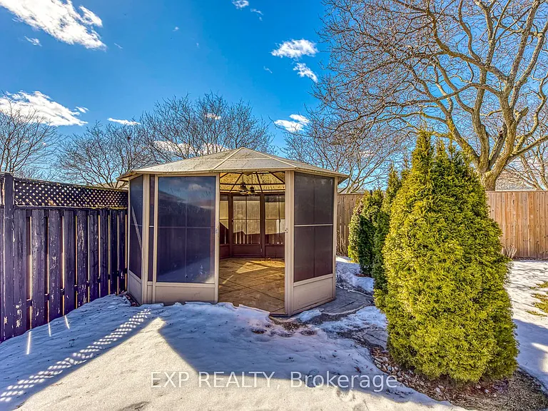 322 Mary St — Photo 48
